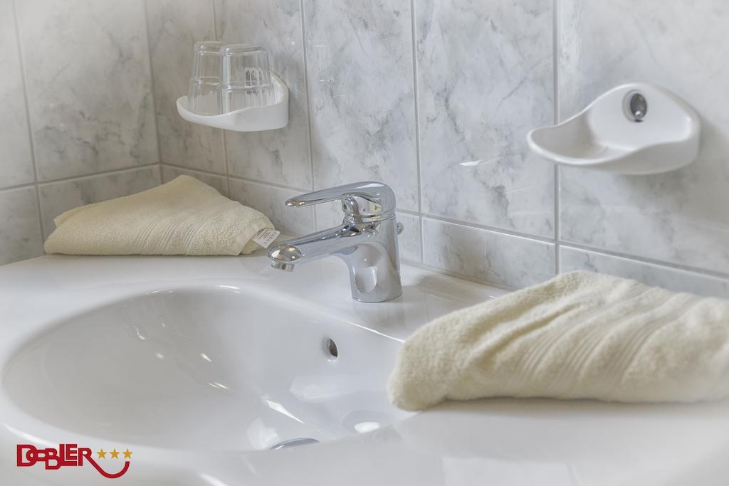 Ferienhotel Dobler Weissenbach am Lech Pokoj fotografie