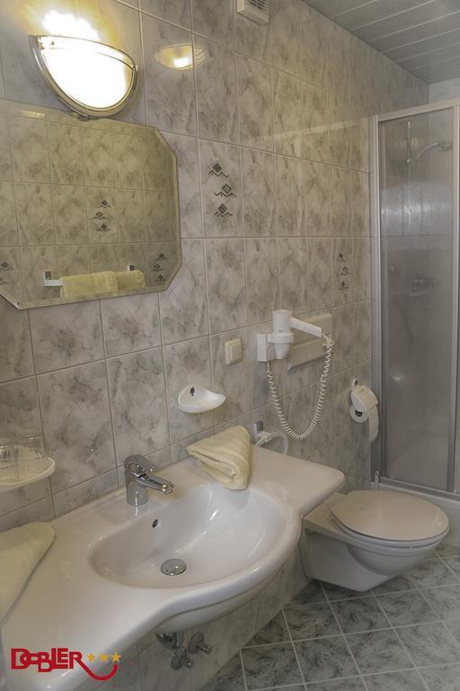 Ferienhotel Dobler Weissenbach am Lech Pokoj fotografie
